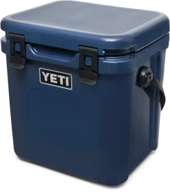 Yeti Roadie 24 Kühlbox -Geschäft Für Angelbedarf 191417 Roadie 24 Campaign Dealer Images Roadie 24 Navy Quarter Lid Closed 2400x2400 1
