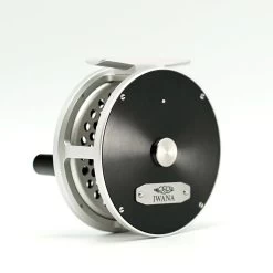 Iwana Steelhead Fliegenrolle - Black/Silver -Geschäft Für Angelbedarf 4 2 1024x1024 dce83ea4 05d6 4a56 81ed 05ca730c9931